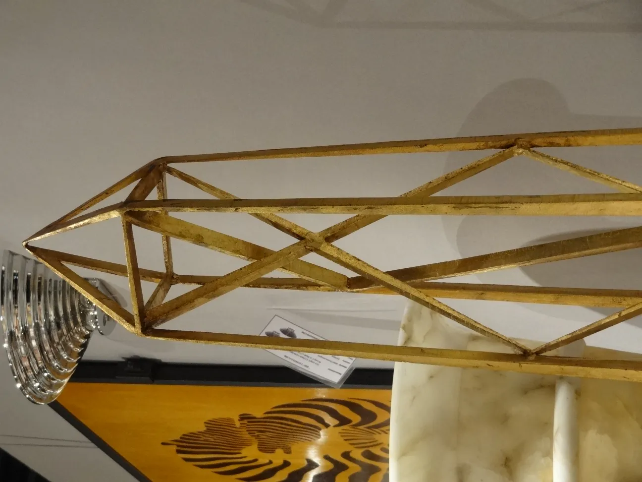 Декоративная антикварная вещь с двумя обелисками в элегантной обстановке