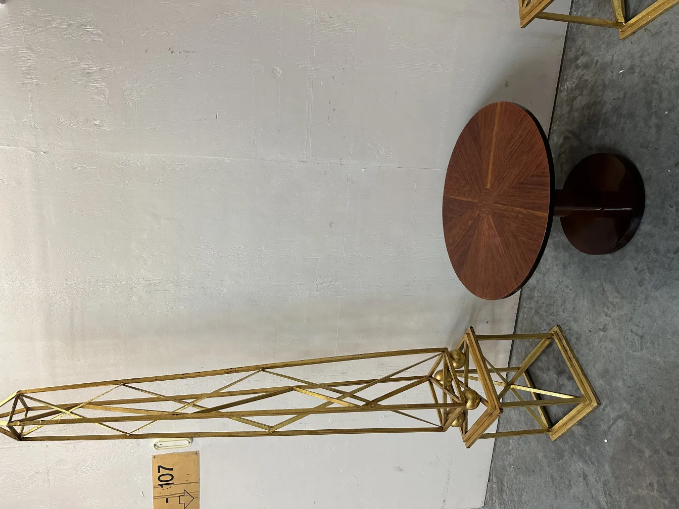 dois obeliscos antigos com um design decorativo único