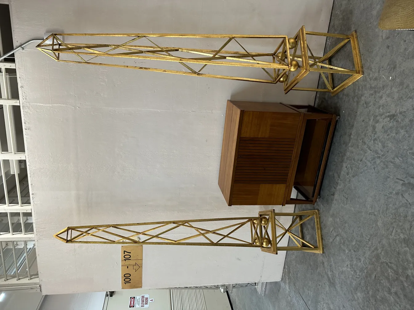 Deux obélisques décoratifs anciens dans une pièce.