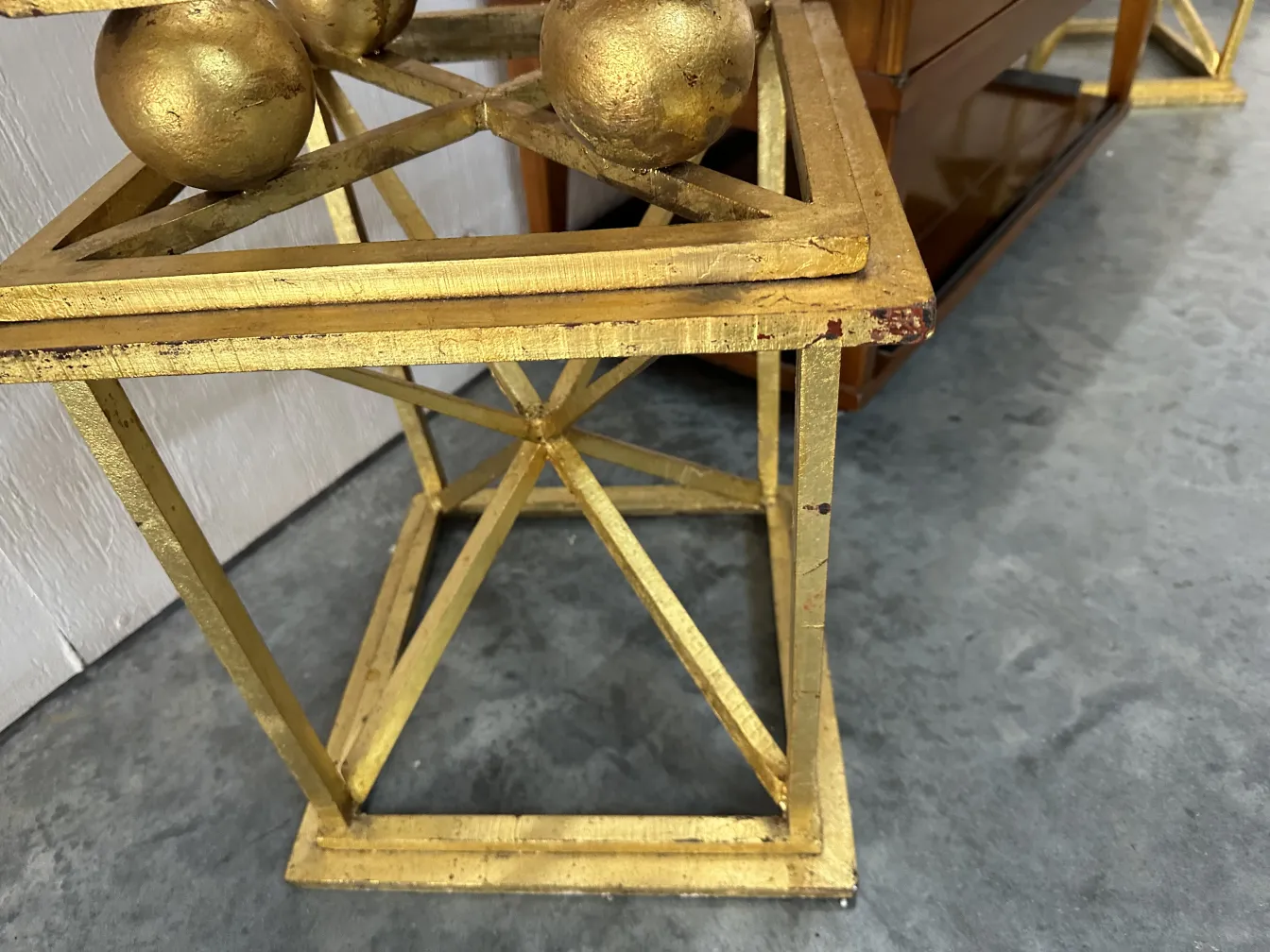 dos obeliscos decorativos en un entorno antiguo