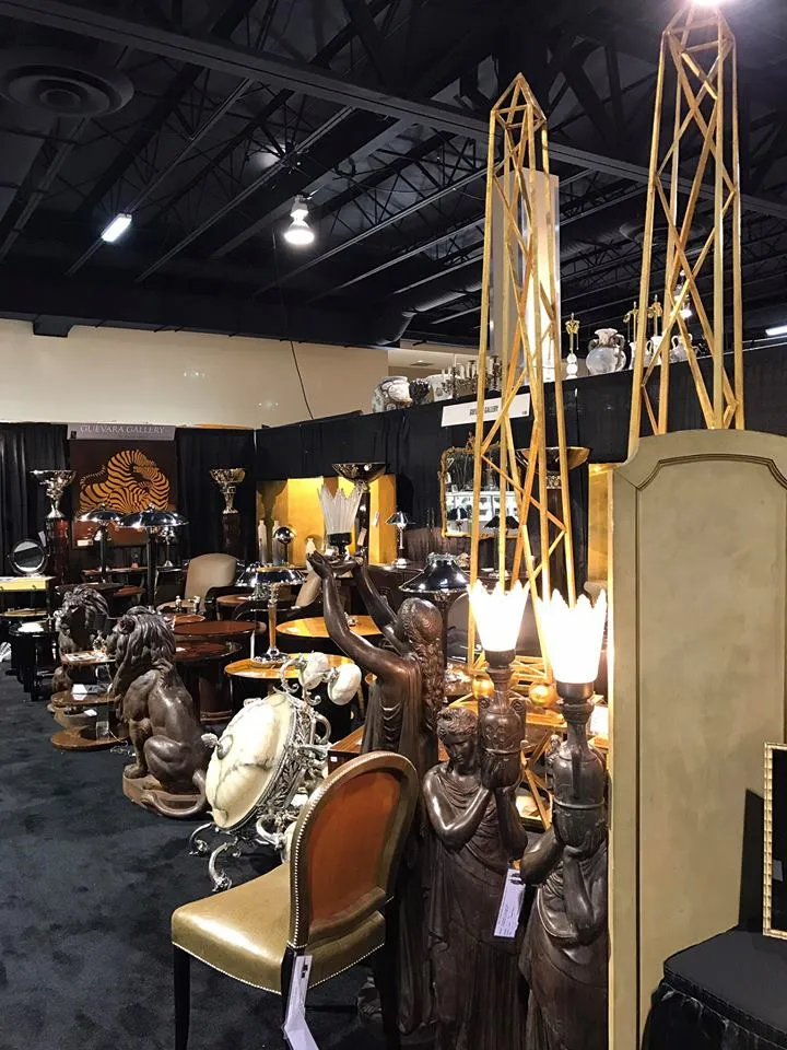 Exhibición de 2 obeliscos antiguos rodeados de otros muebles