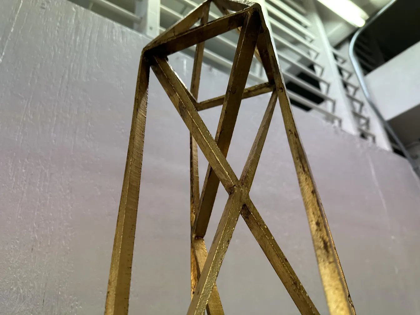 vue rapprochée de deux obélisques anciens décoratifs