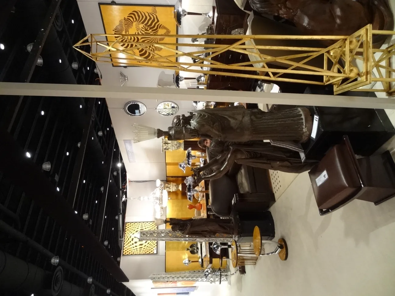 Deux obélisques antiques décoratifs dans un cadre élégant.