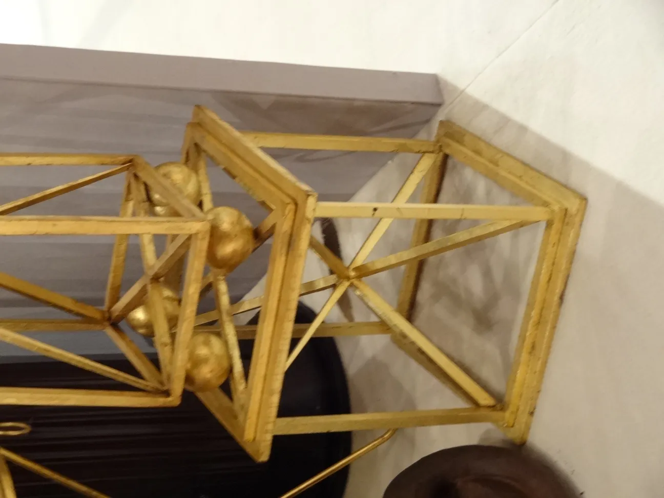 Dos obeliscos antiguos decorativos en un ambiente elegante