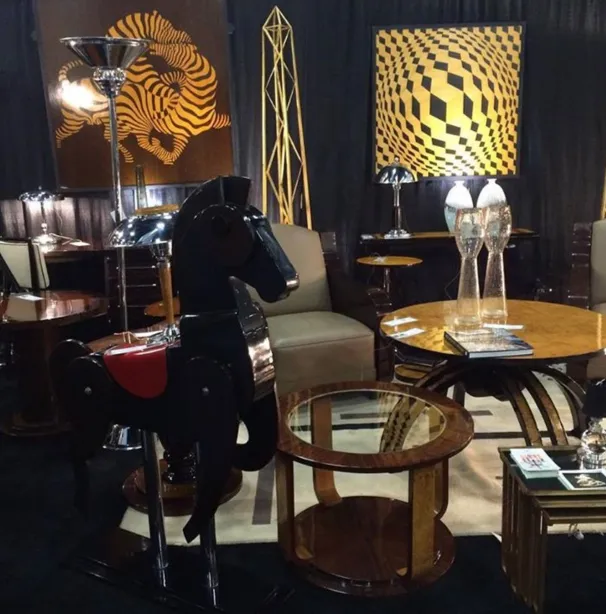 dois obeliscos antigos decorativos com móveis