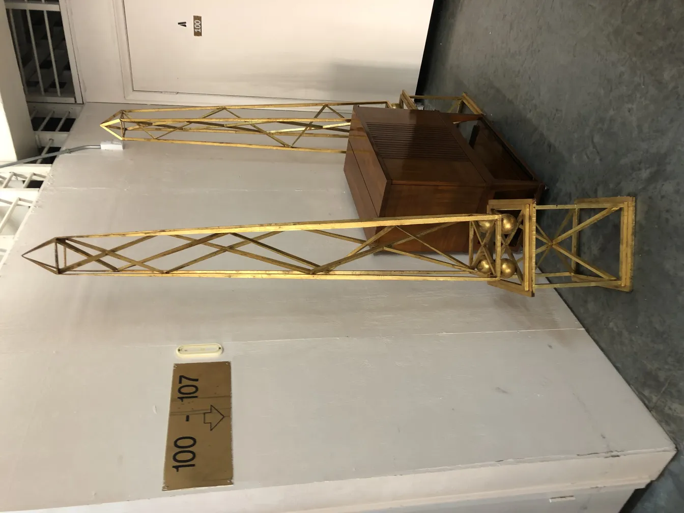 deux obélisques décoratifs anciens dans un cadre minimaliste