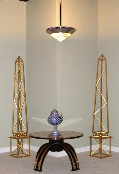 due obelischi dorati accanto a un tavolo decorativo