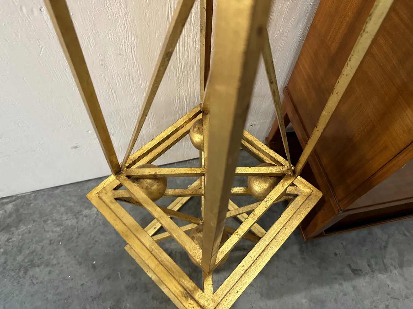 Draufsicht auf zwei dekorative antike Obelisken mit geometrischen Details und Kugeln an der Basis.