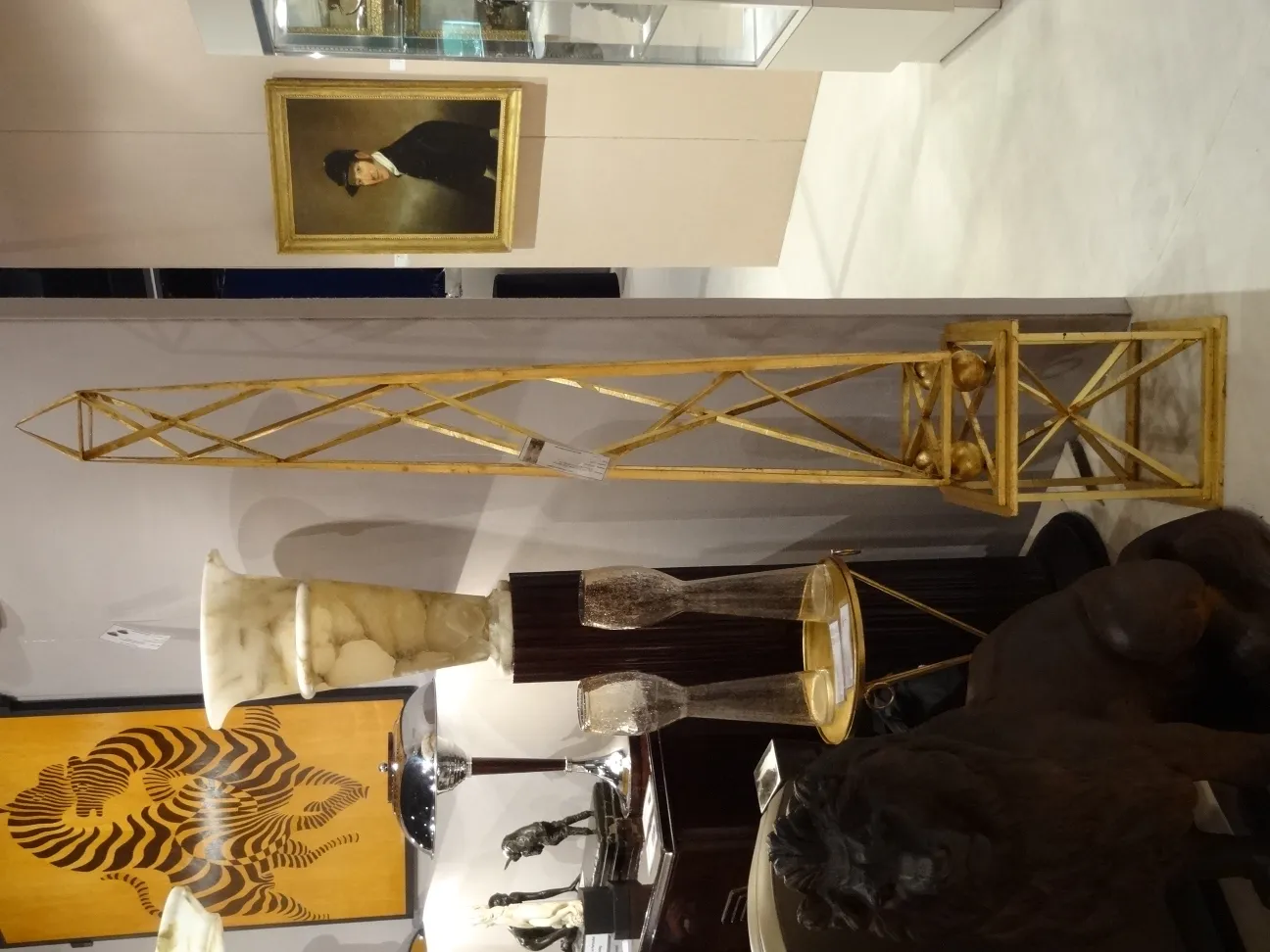 dos obeliscos dorados decorativos en un ambiente sofisticado