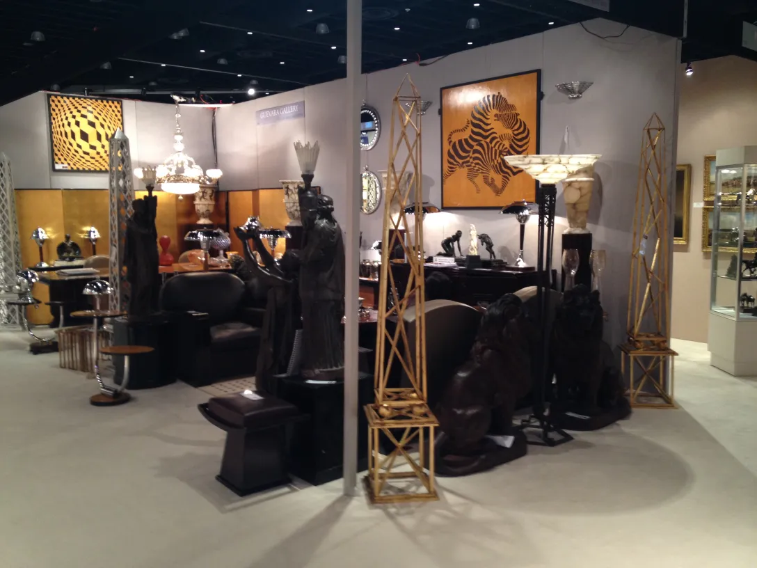 deux obélisques antiques décoratifs dans une galerie