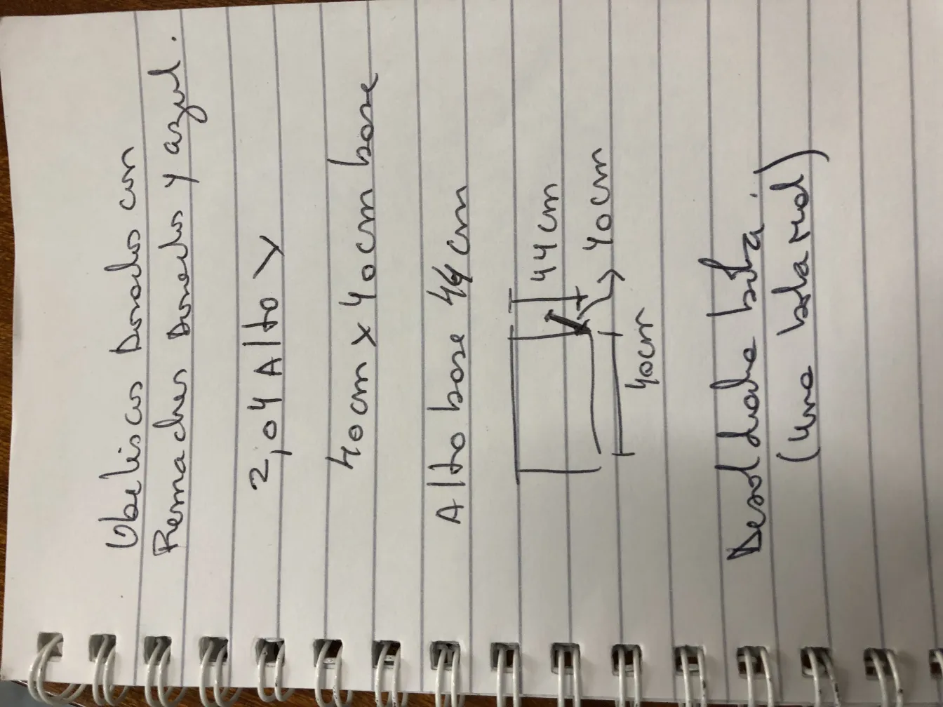 Dois obeliscos antigos adornados com detalhes sutis.