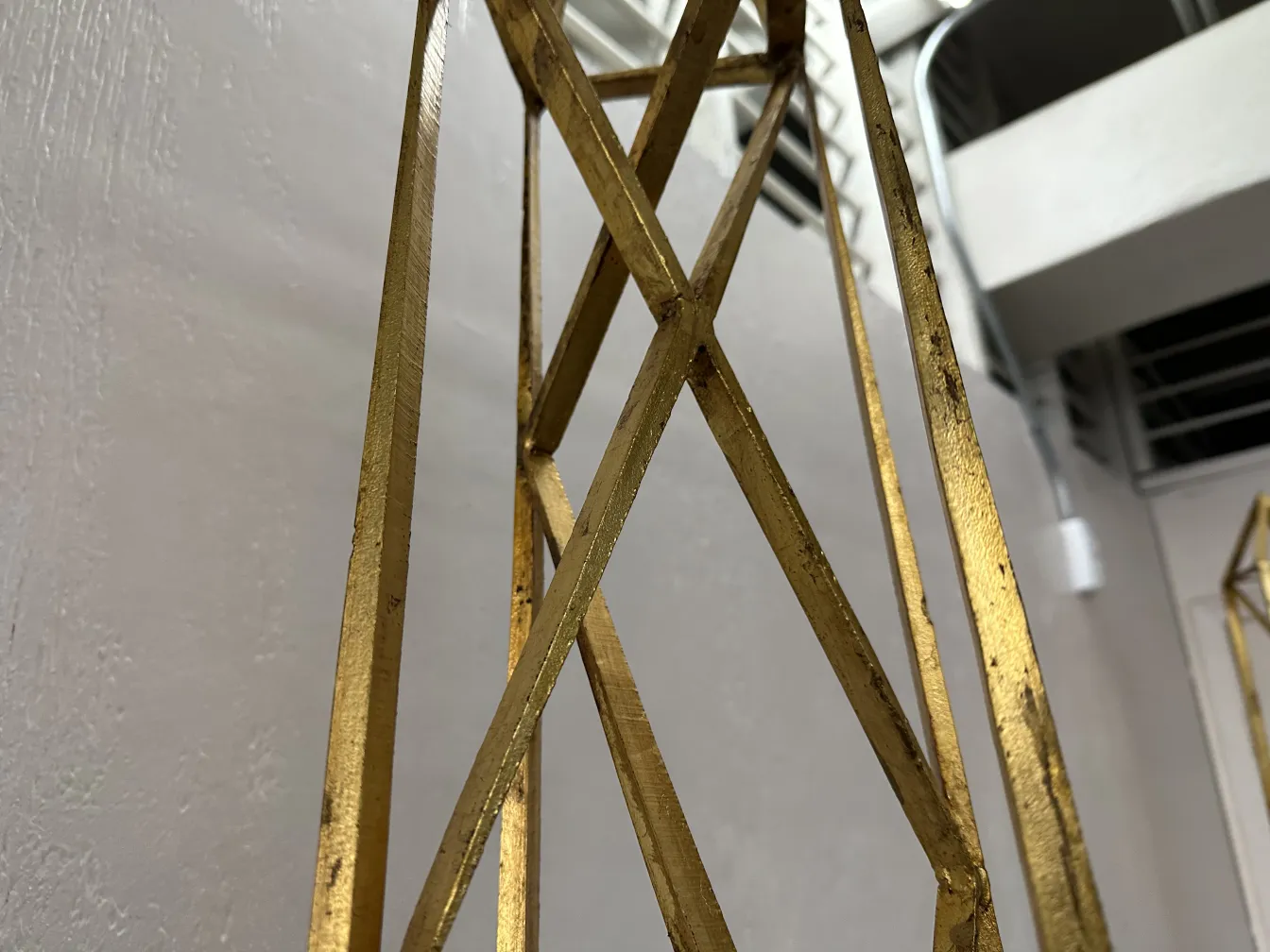 deux obélisques anciens avec un design décoratif