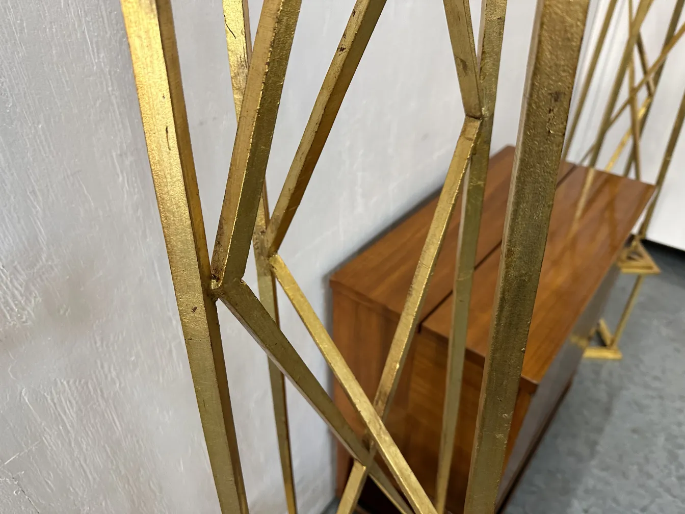 Due obelischi antichi decorativi con dettagli dorati