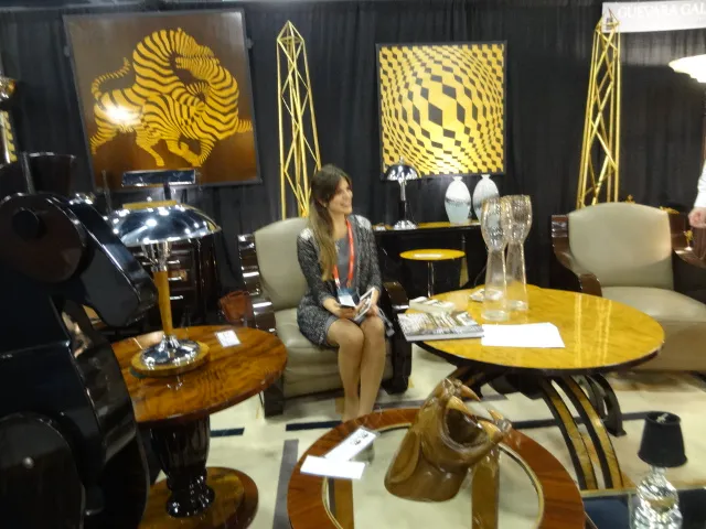 deux obélisques antiques décoratifs dans un cadre élégant