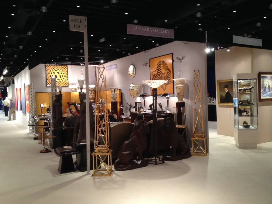 Exposition antique de deux obélisques dans galerie