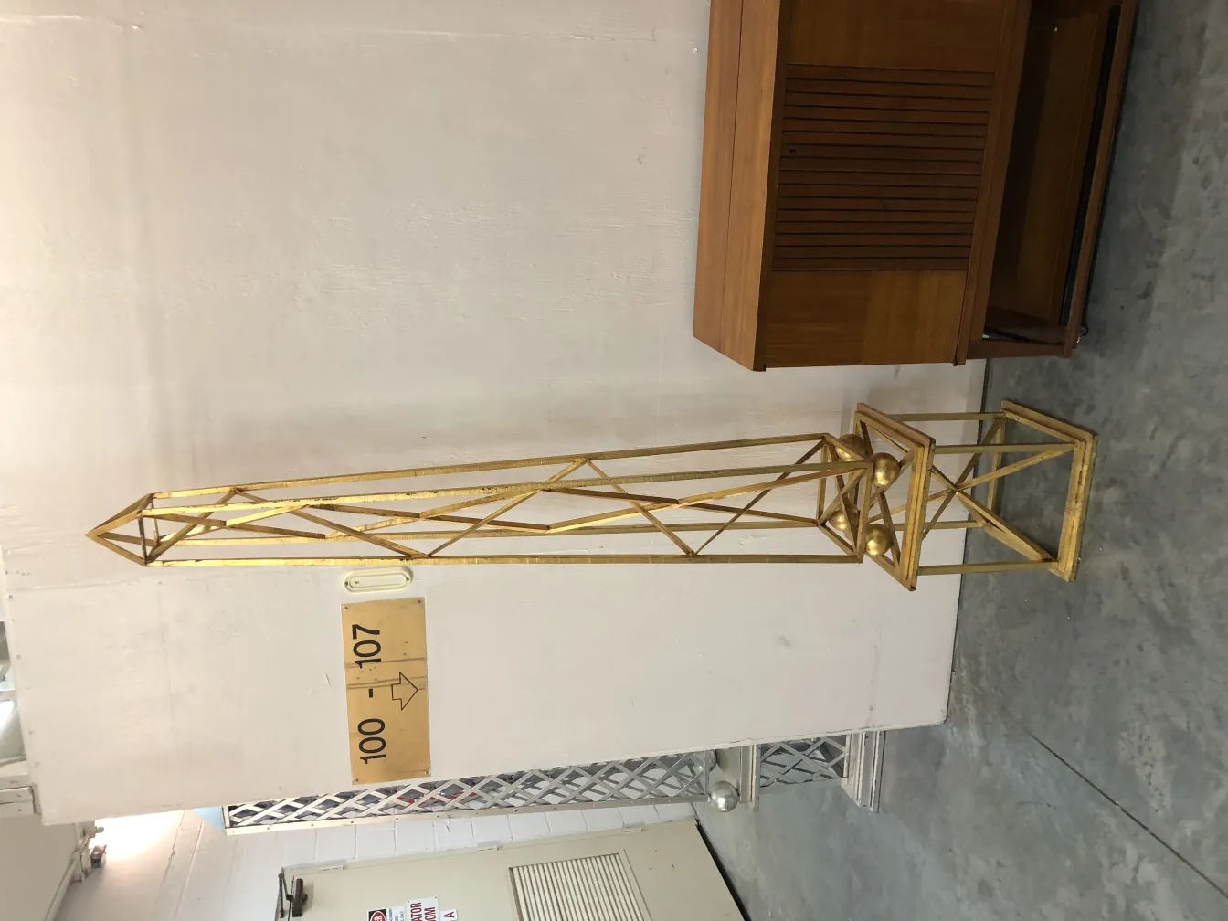 装饰性的古老2个方尖碑金色在背景。