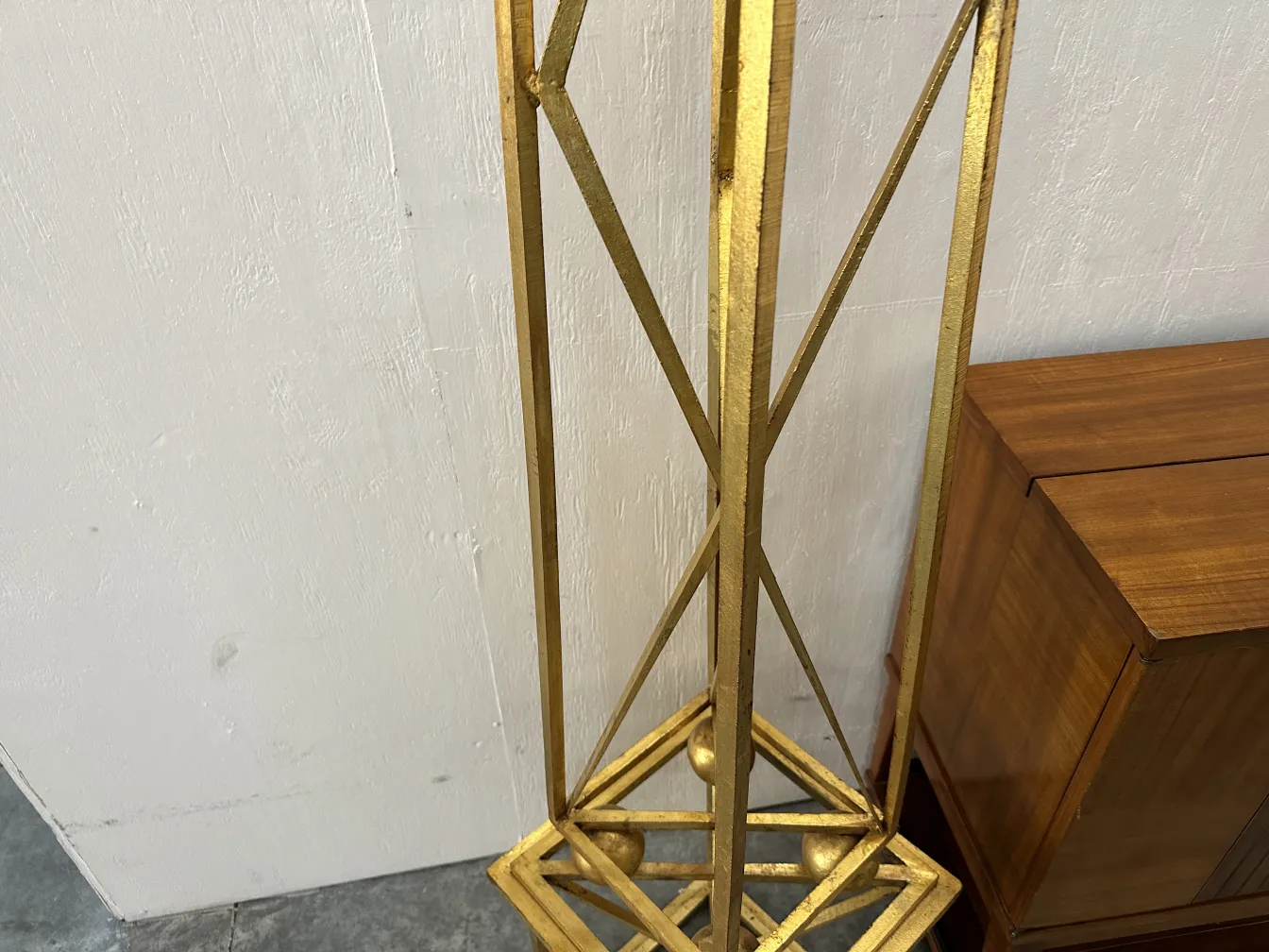 due obelischi antichi con base decorativa in un ambiente elegante