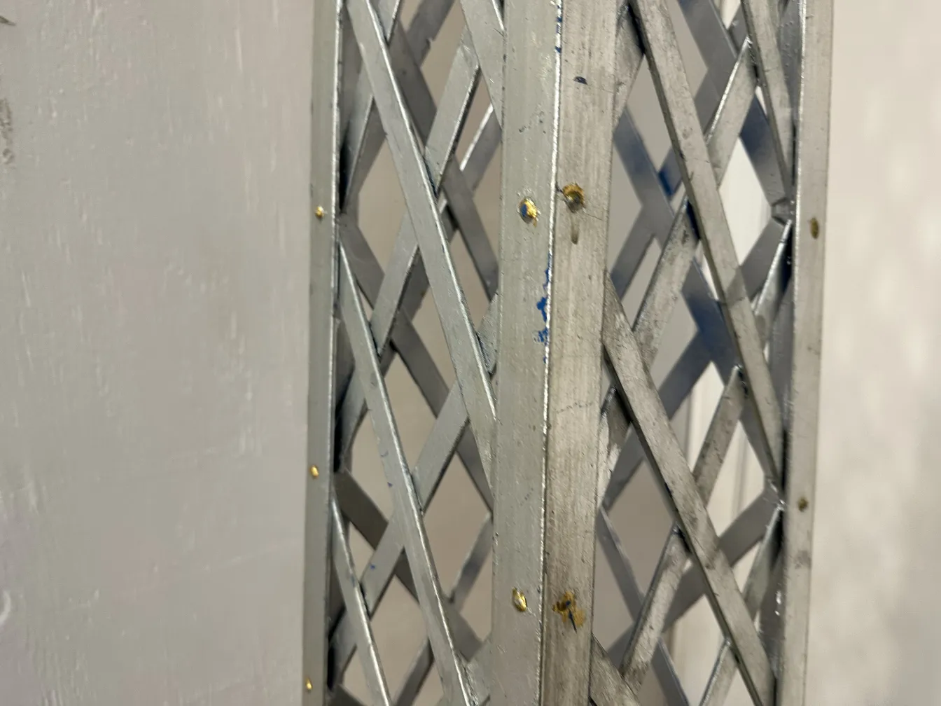 प्राचीन सजावटी ओबिलिस्क धातु डिज़ाइन के साथ