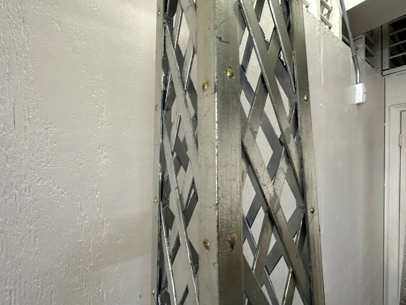 obélisque ancien avec un design décoratif dans un cadre minimaliste