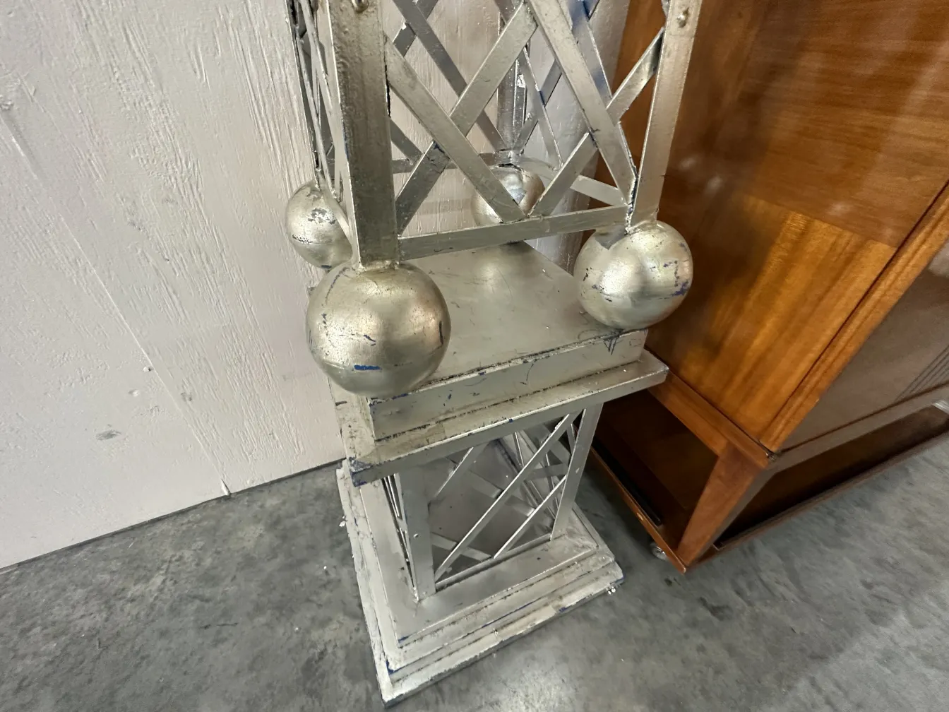 obelisco antiguo con base en forma decorativa, elegante diseño