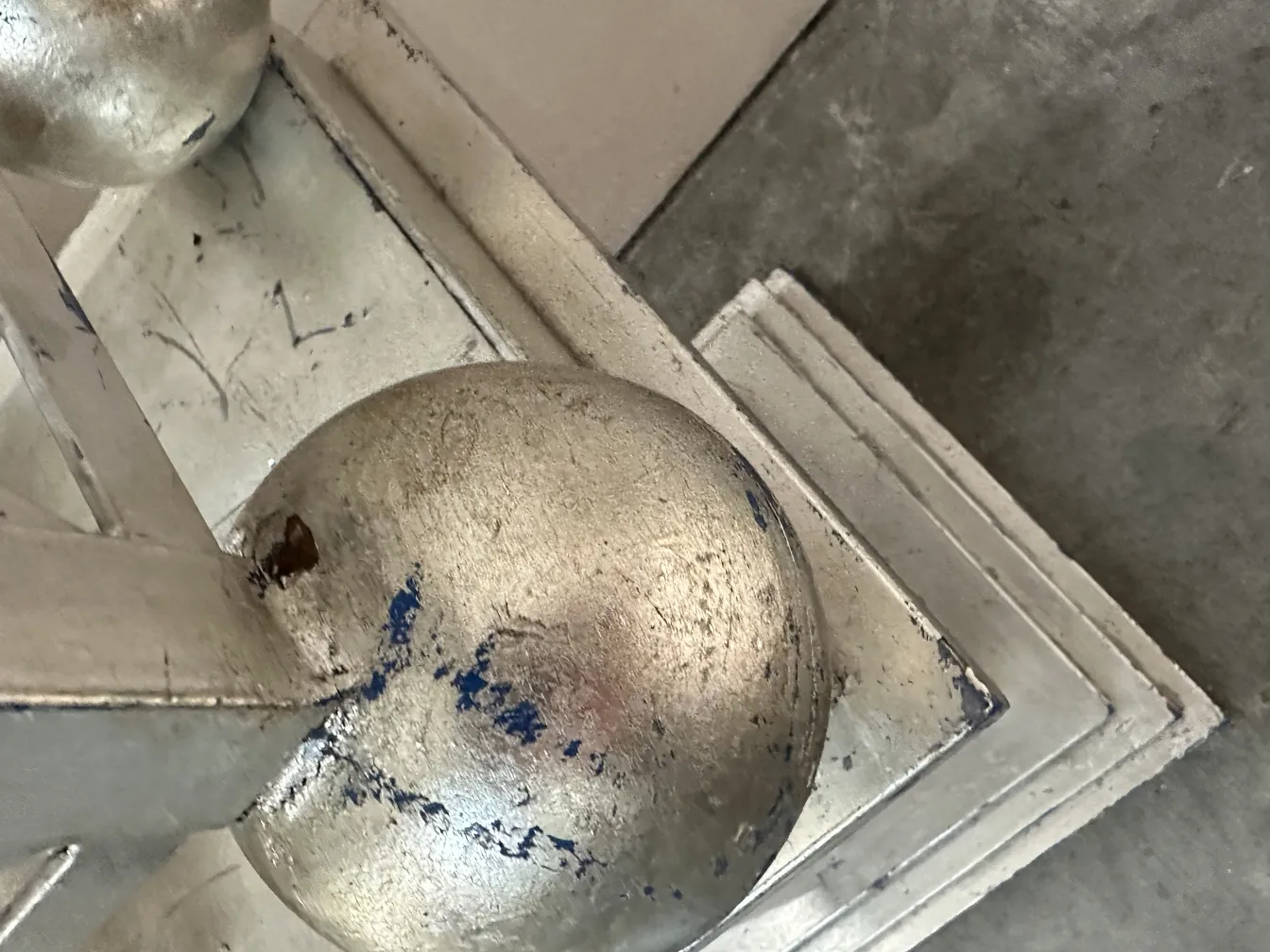 Detail eines alten Obelisken mit dekorativen Elementen