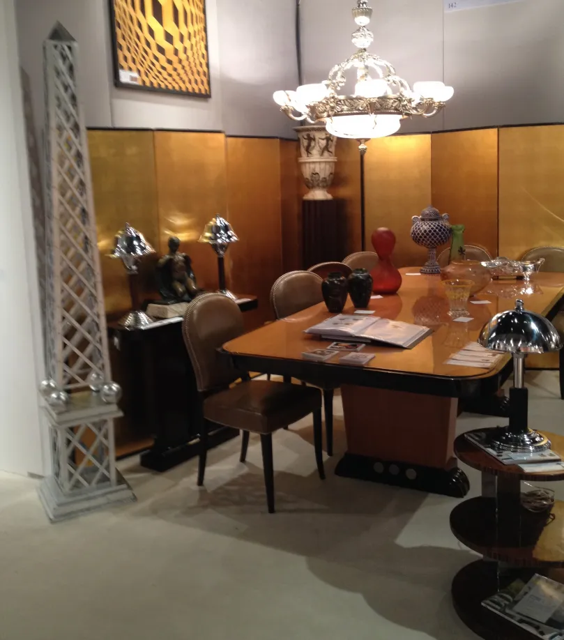 古老的装饰性方尖碑靠近餐桌