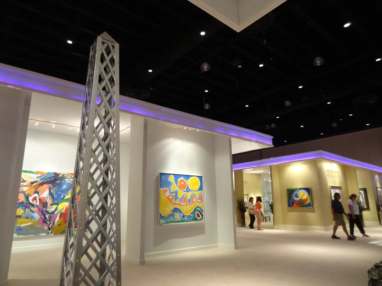 obélisque ancien se démarquant dans une galerie d'art moderne