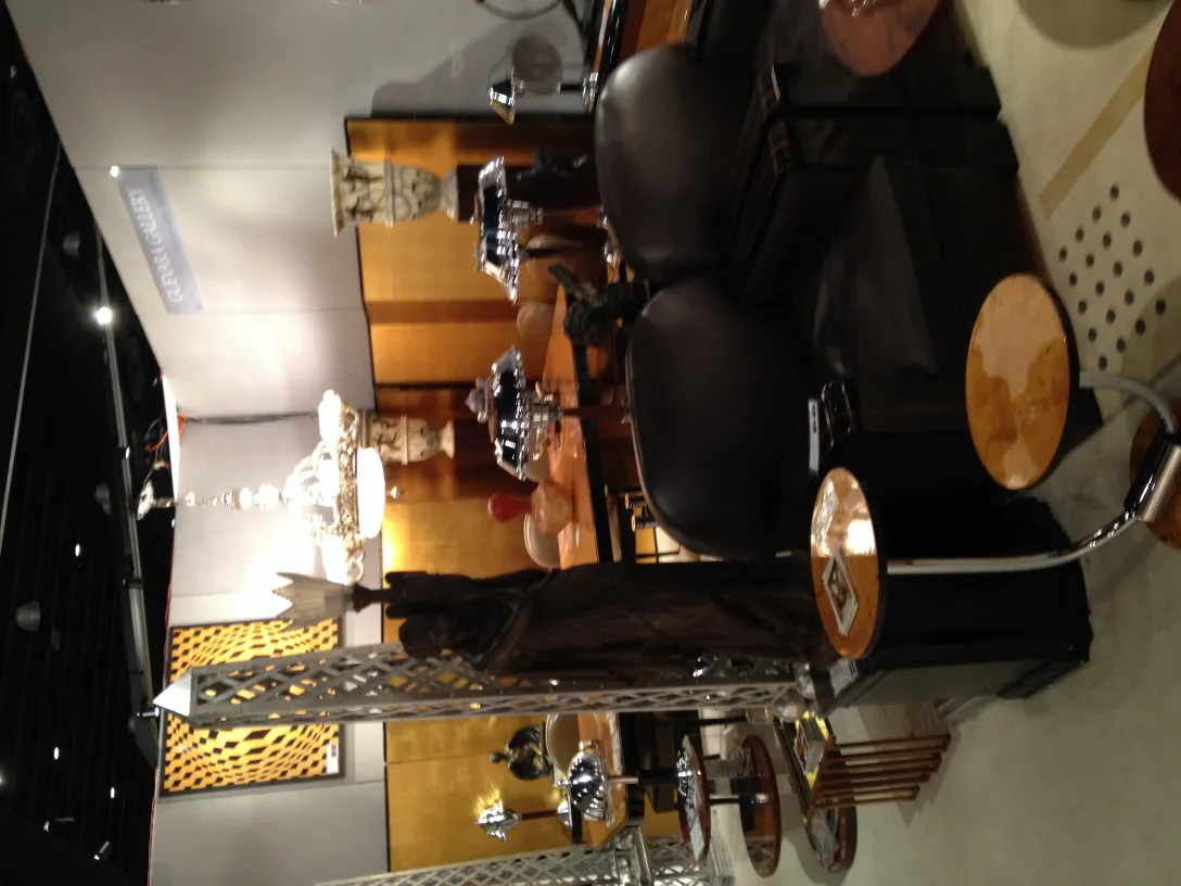 アートギャラリーにある装飾された古代オベリスク