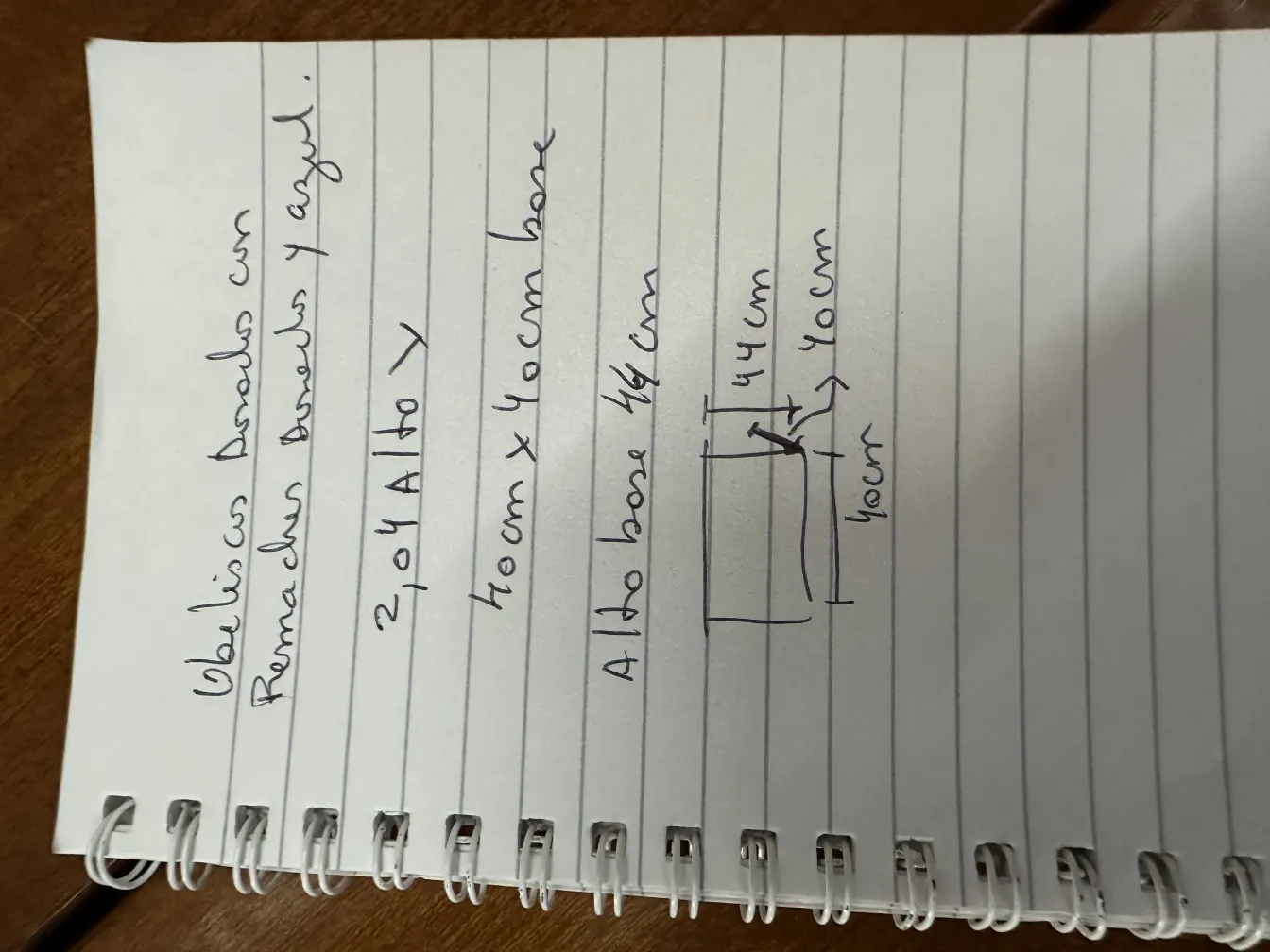 Obelisco antiguo decorativo con colores brillantes en un fondo neutro