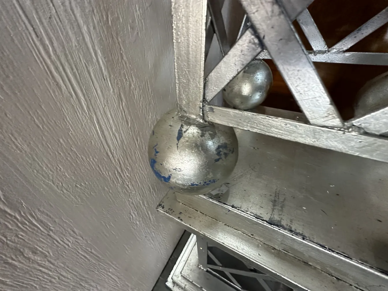 古代のオベリスク、エレガントなデザインでニュートラルな背景。