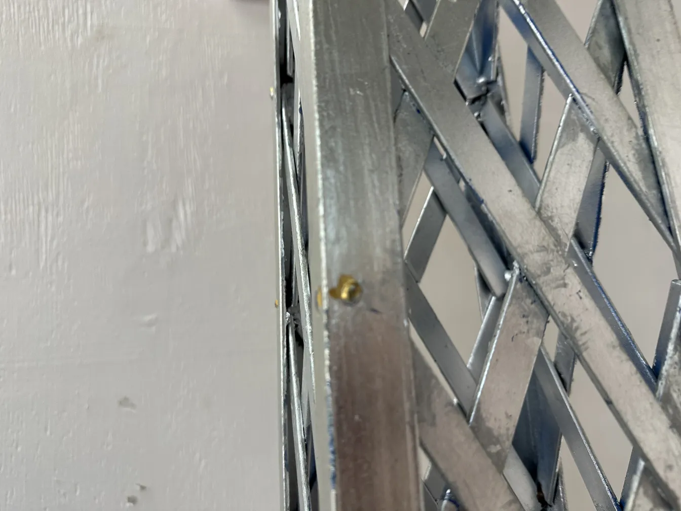 Detail eines antiken dekorativen Obelisken mit markantem Design