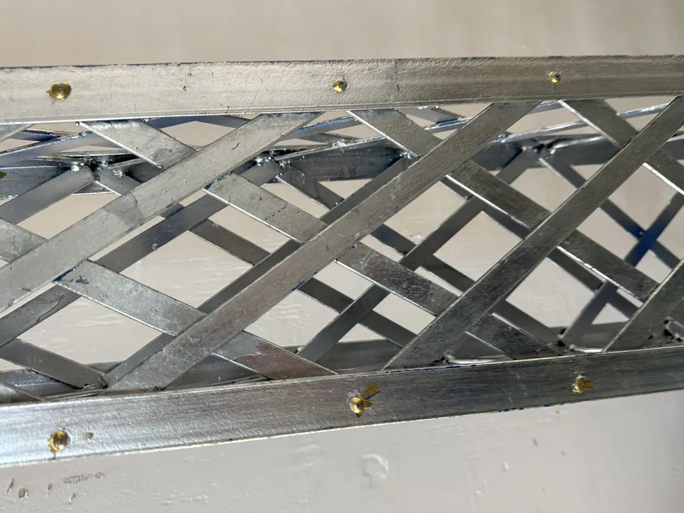 Estructura decorativa de obelisco antiguo con detalles