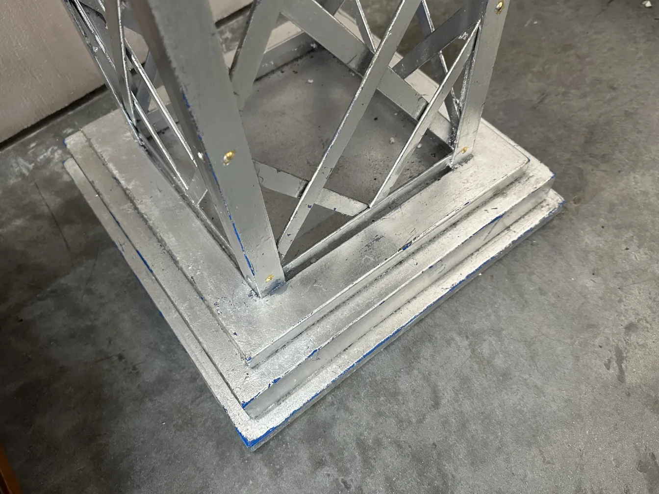 détail d'un obélisque ancien avec base décorative