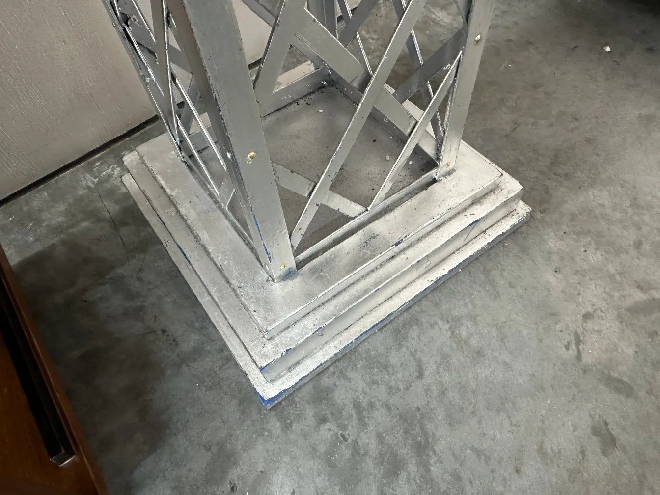 dettaglio di un obelisco antico con base decorativa