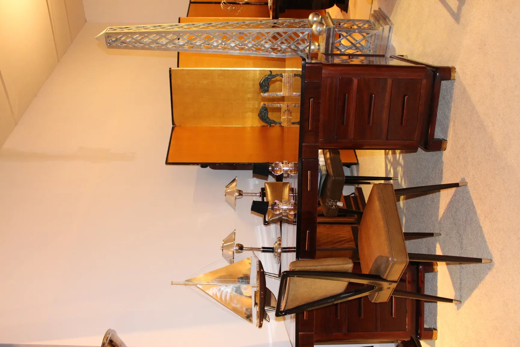 Obélisque ancien avec design décoratif, entouré de meubles