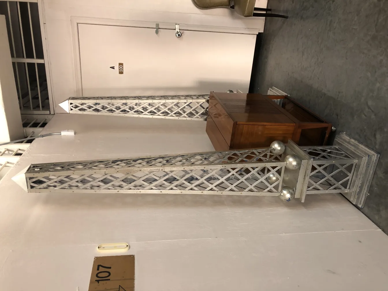 Obelisco antiguo con decoración en un entorno neutro