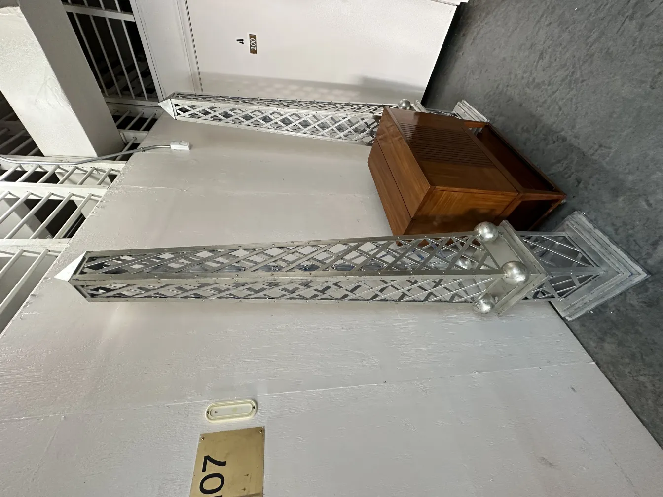 古董装饰方尖碑在现代环境中