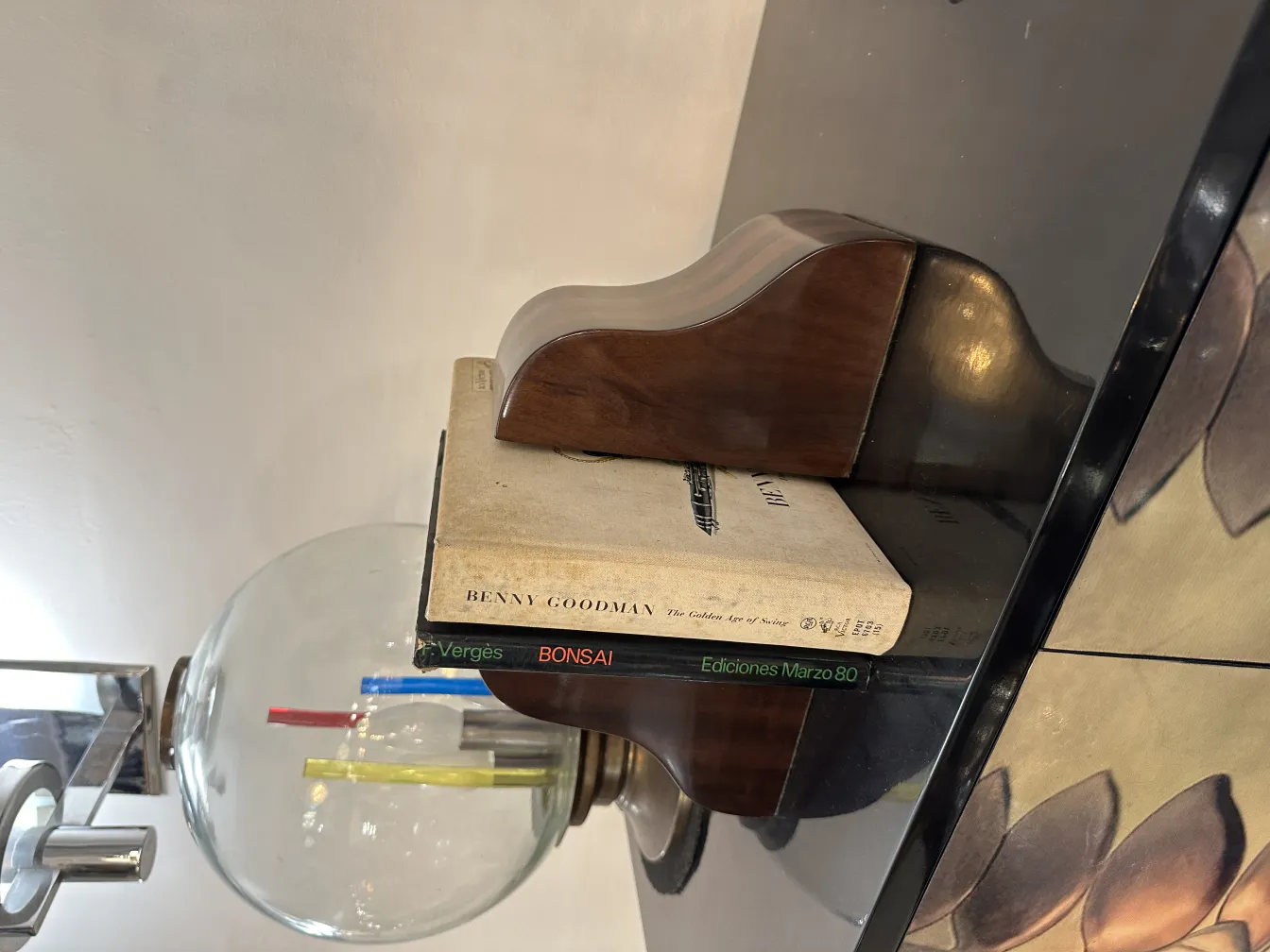 Serre-livres ancien de style Art Nouveau maintenant des livres