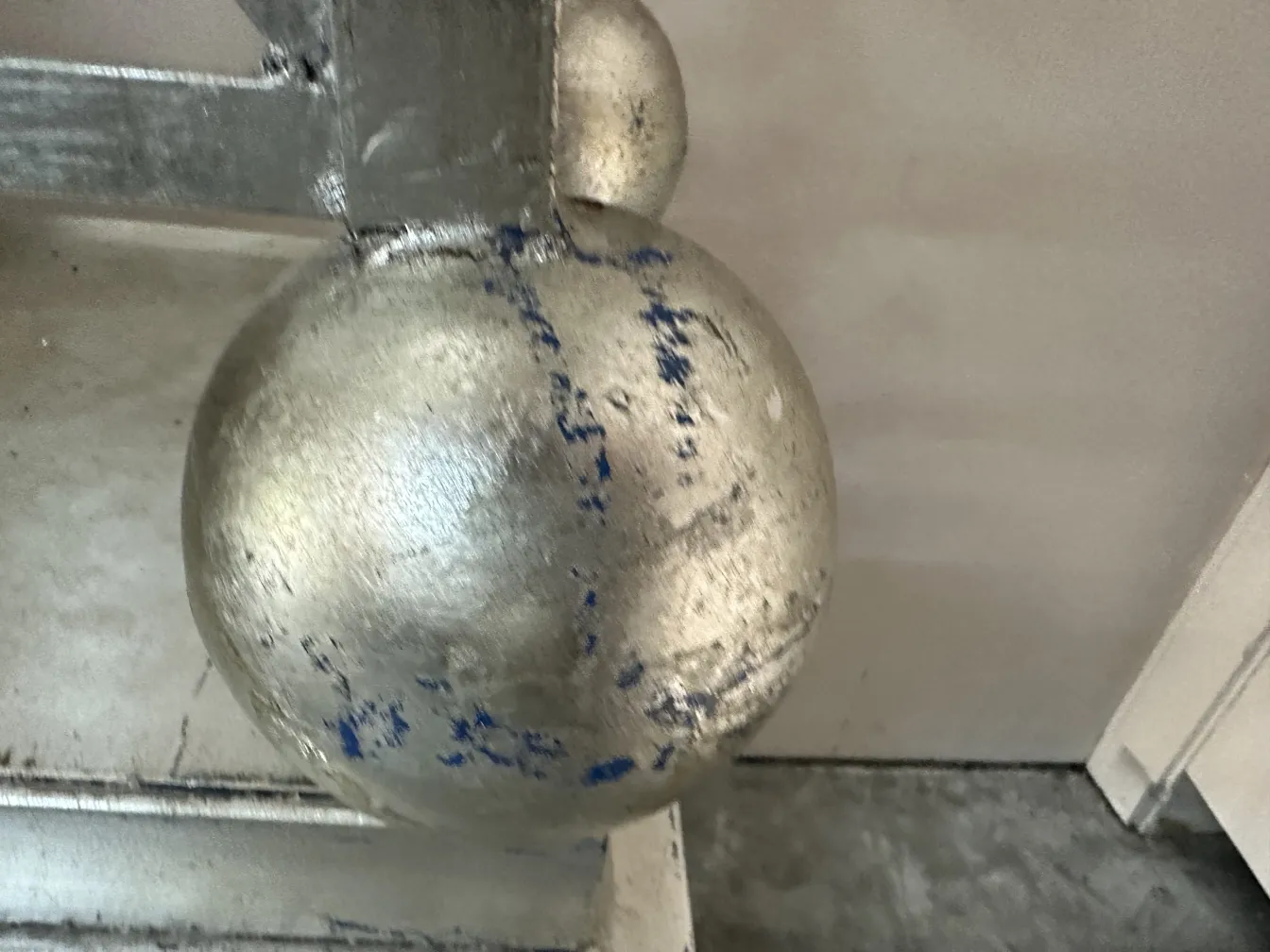 Gran obelisco antiguo con detalles decorativos en un entorno neutro