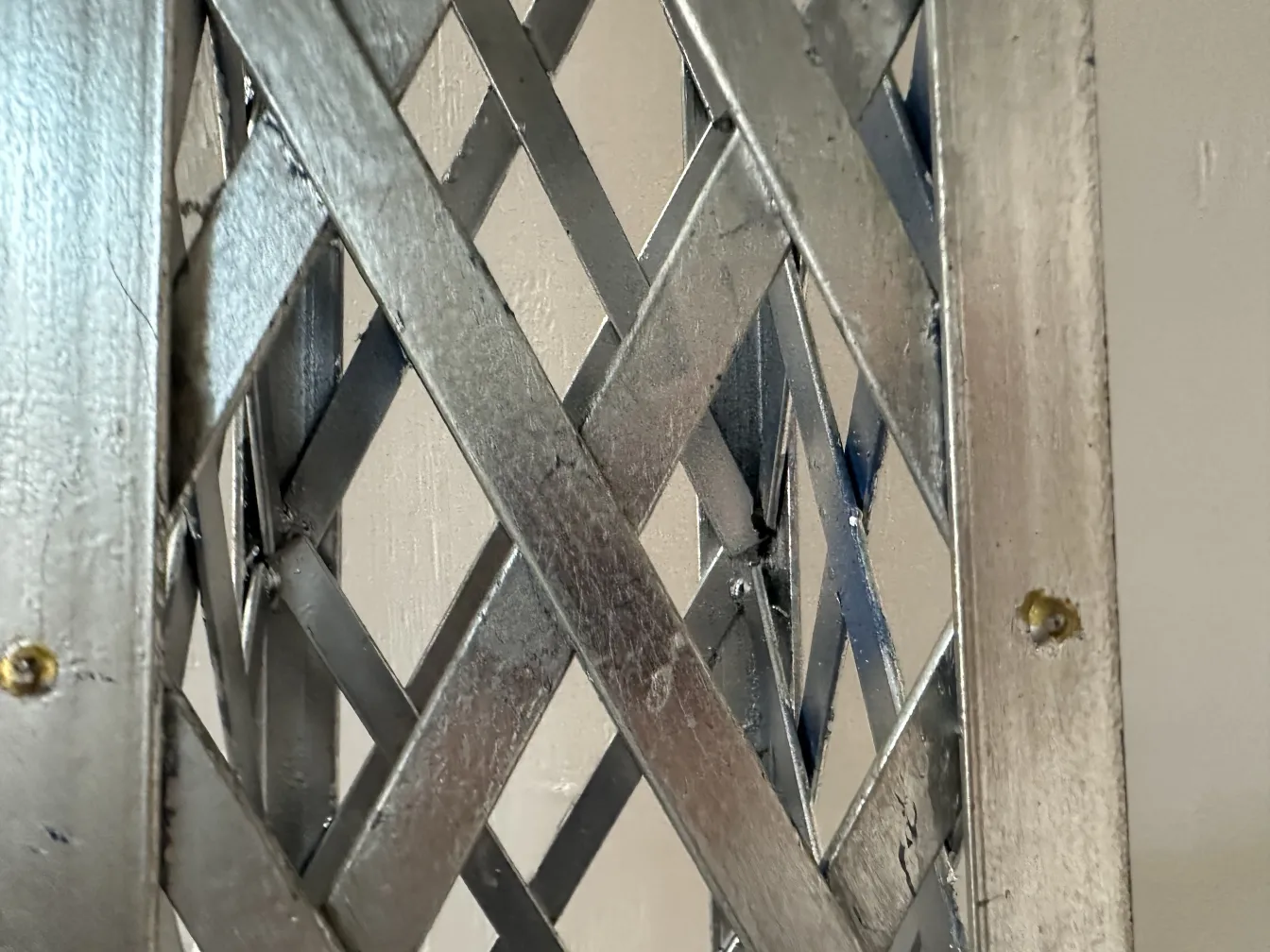 Obélisque ancien décoratif avec des détails élaborés dans un environnement neutre.