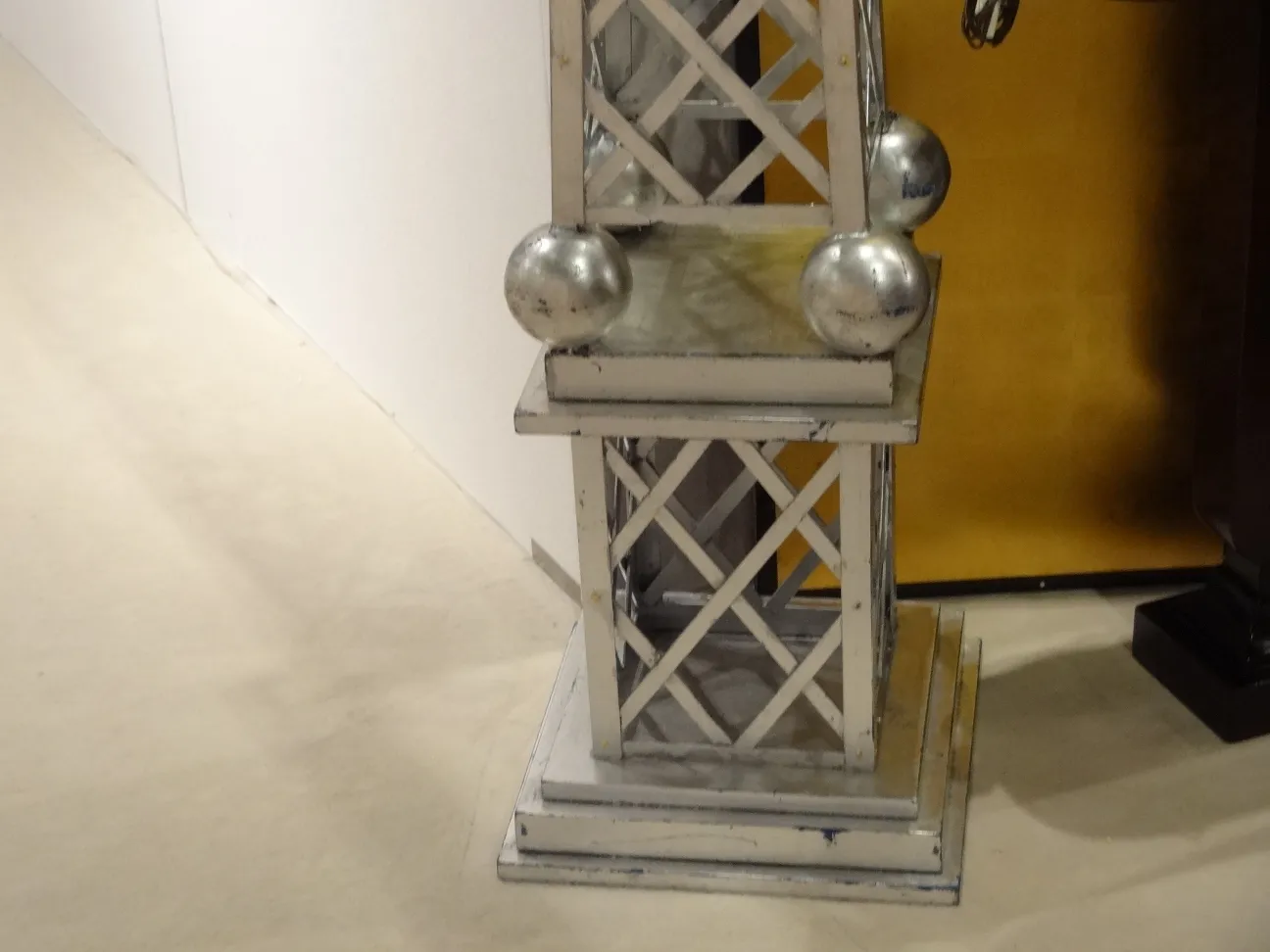 Obelisco antico decorativo con sfere sullo sfondo