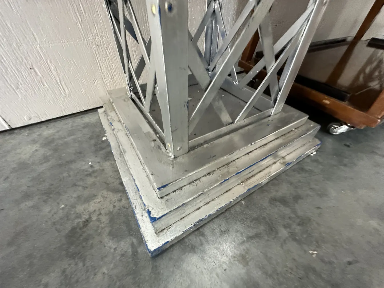 古代装饰方尖碑与宽基座，优雅设计，环境昏暗