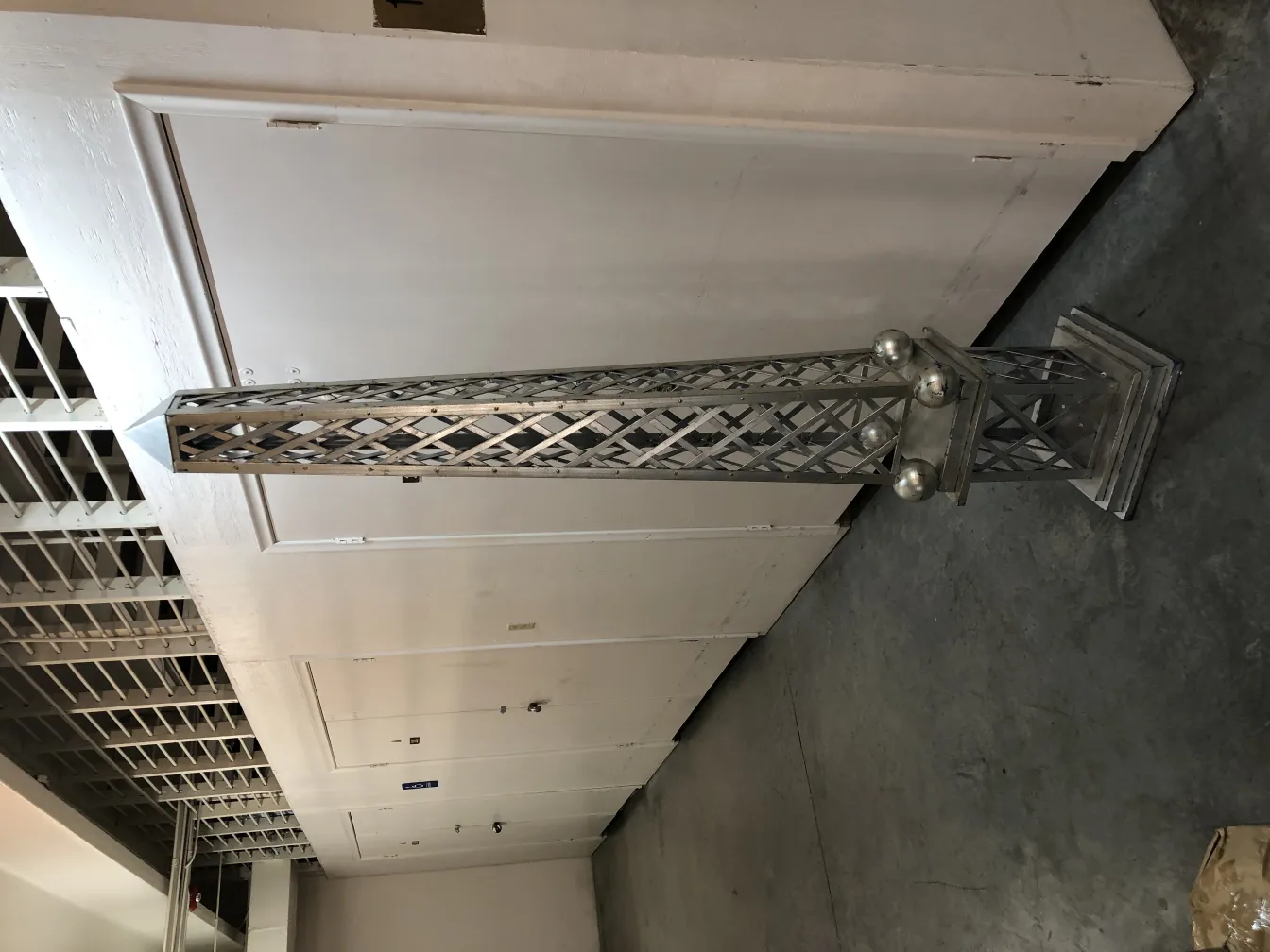 古老的装饰性方尖碑在中性环境中