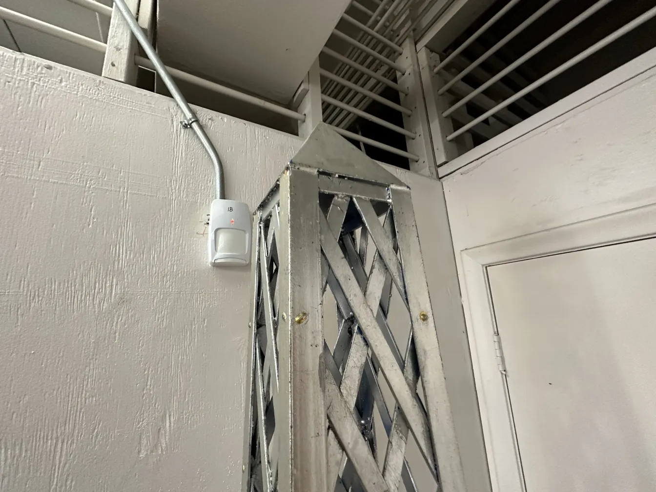 古老方尖碑，带有装饰细节，置于封闭环境中