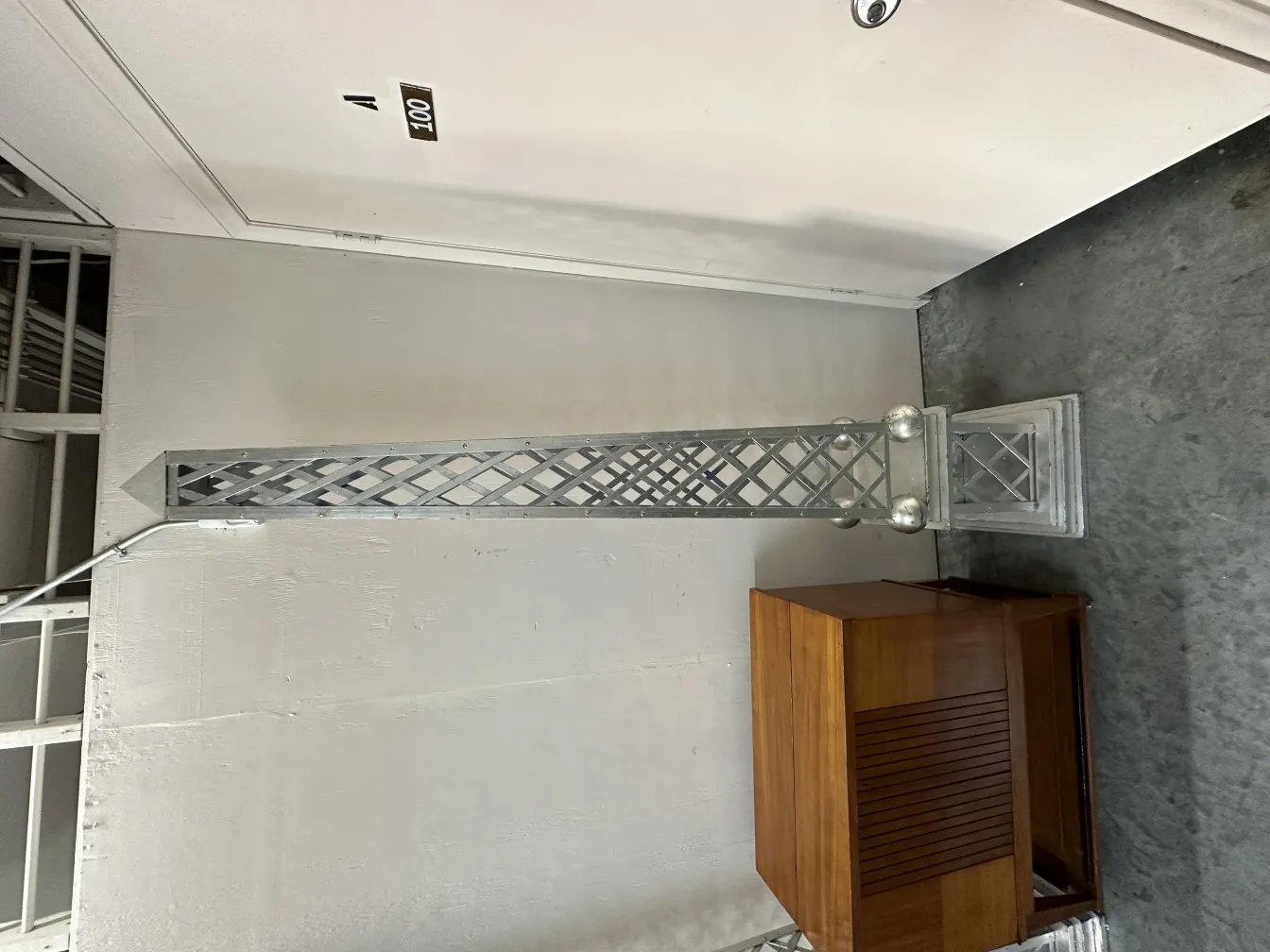 带基座的装饰性古老方尖碑