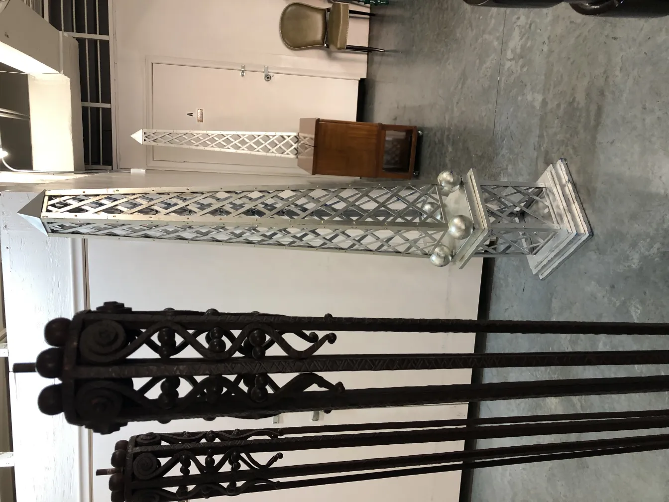 Antiker Obelisk mit einzigartigem Design und Verzierungen