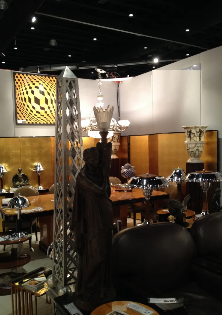 obélisque ancien dans un cadre décoratif élégant