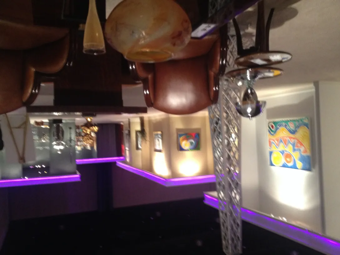 антикварный обелиск в современном интерьере