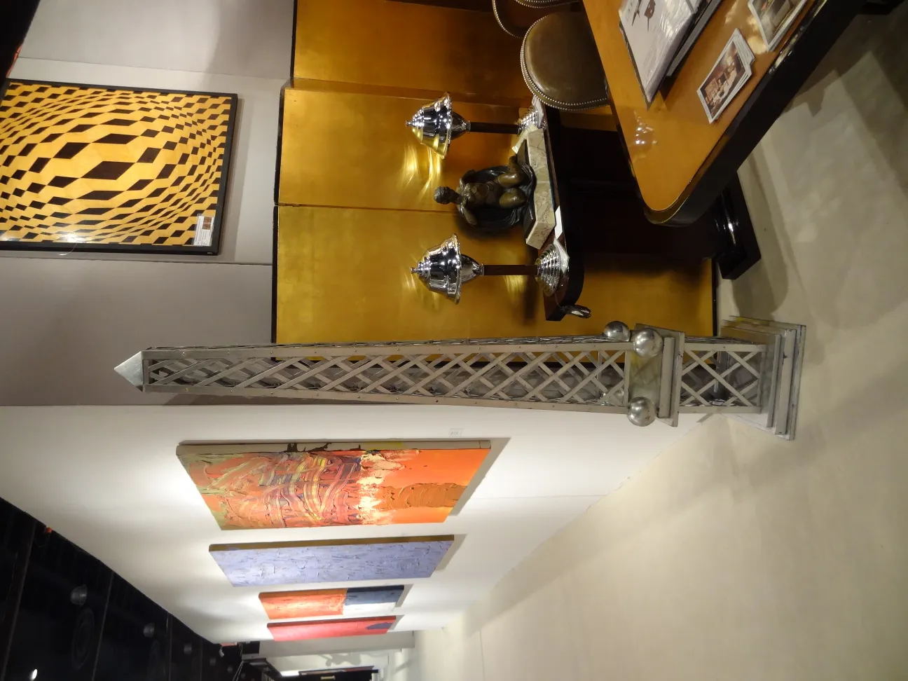 obelisco antico decorativo in un ambiente moderno