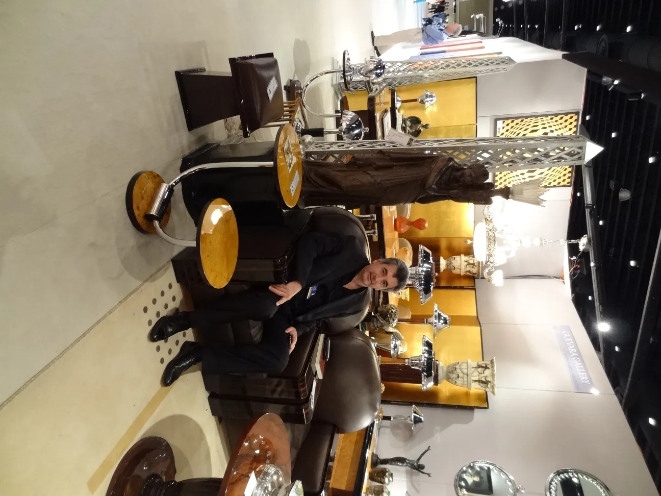 Obelisco antiguo exhibido rodeado de muebles y lámparas